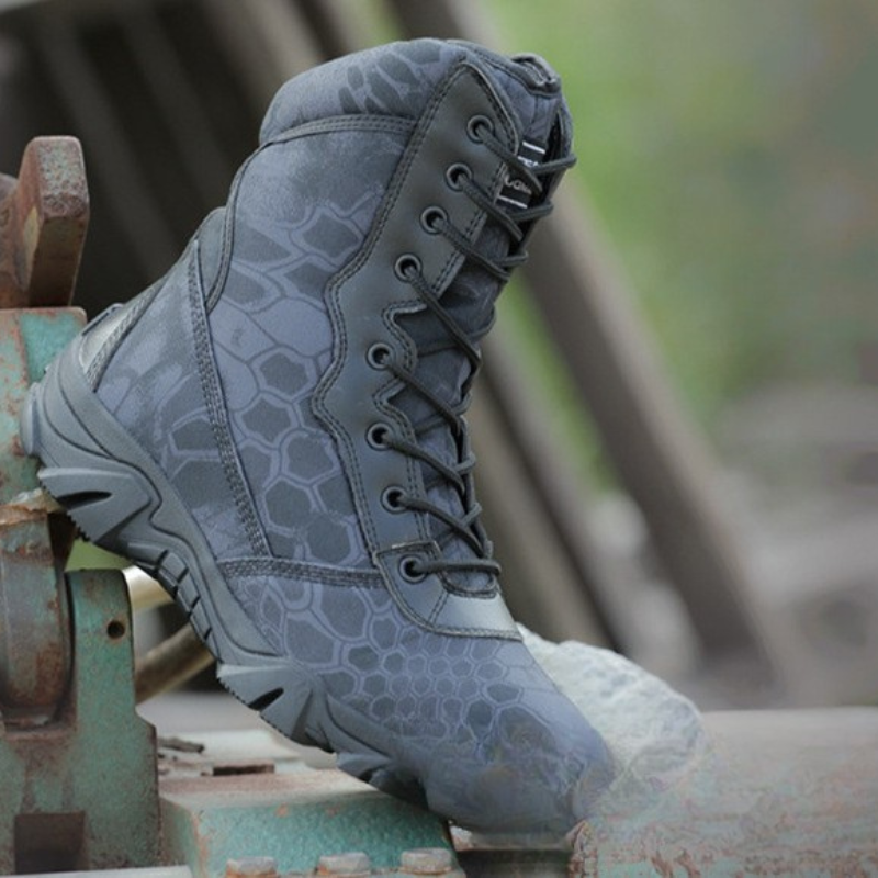 Outdoor hiking boots